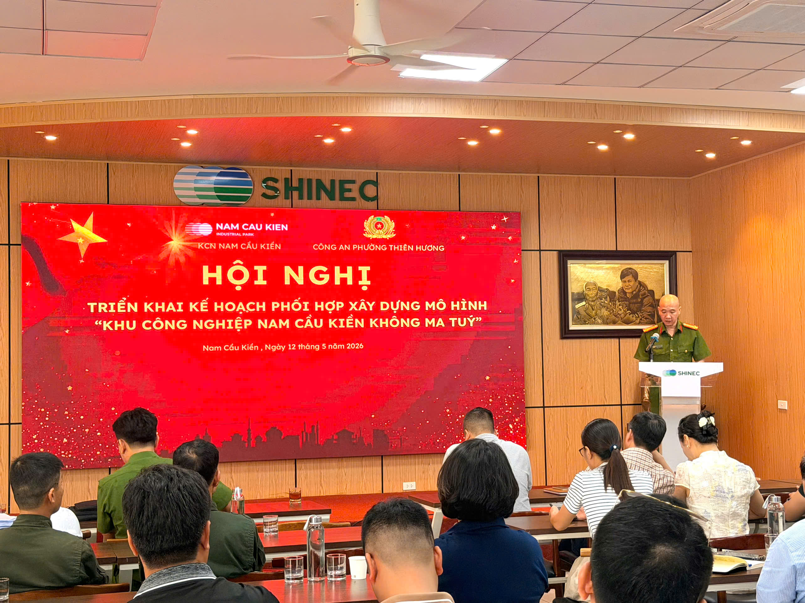 Tuyên truyền chuyên đề về phòng, chống ma túy cho cán bộ, công nhân viên tại Khu công nghiệp Nam Cầu Kiền (phường Thiên Hương)